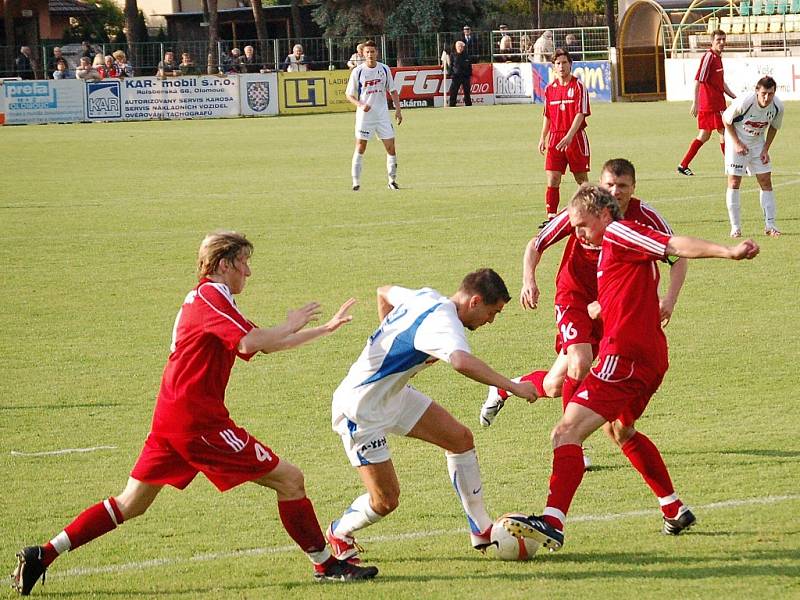 Útočník HFK David Korčián (s míčem) se dere do pokutového území. 