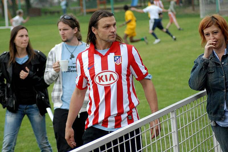 Tomáš Ujfaluši v dresu Atletica Madrid v týmu Slovanského gymnázia 