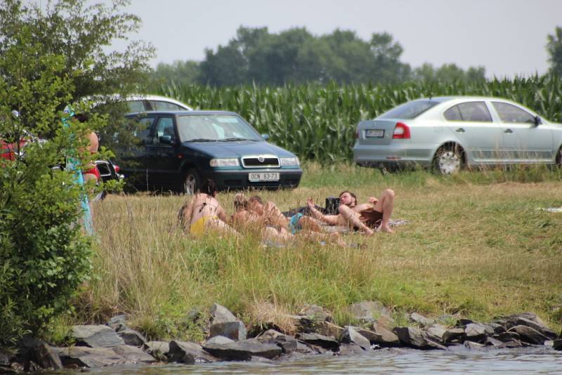 Teplé letní počasí lákalo v sobotu k vodě, stovky lidí tak například zamířily do pískovny u Nákla na Olomoucku.