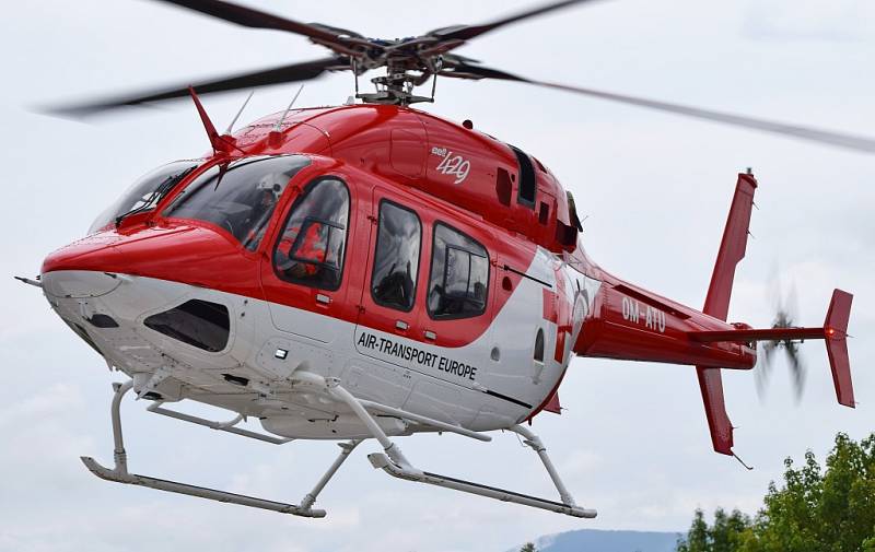 Letečtí záchranáři si v Olomouci vyzkoušeli nový vrtulník Bell 429