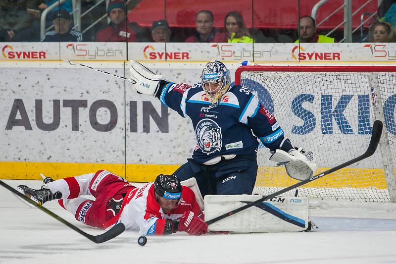 Bílí Tygři Liberec proti HC Olomouc. Vpravo je brankář Roman Will.