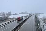 Sněžení od rána komplikuje dopravu na silnicích v Olomouckém kraji. Na snímku dopolední situace v Olomouc. 9. prosince 2021