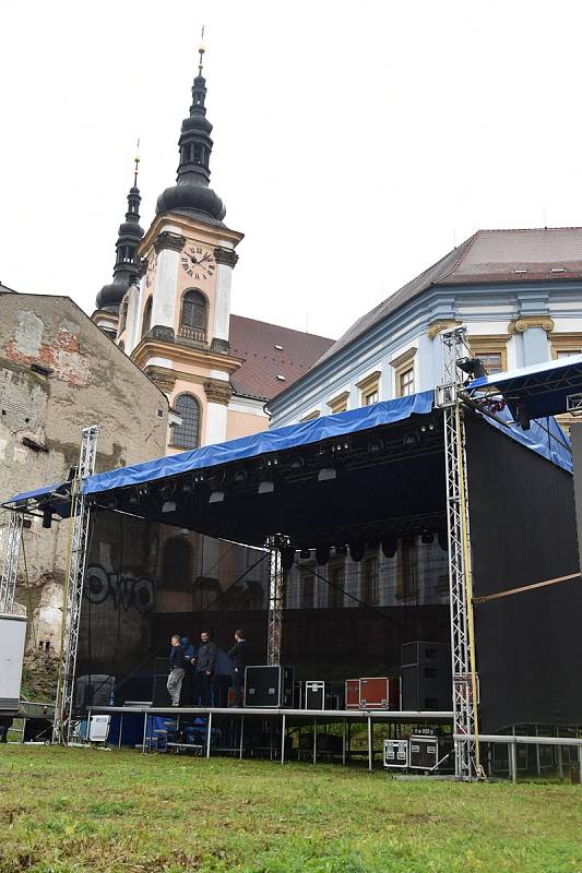 Příprava koncertu Sbohem, pane ministře v proluce u Muzea umění v Olomouci, 20. 5. 2019