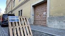 Krajské asistenční centrum pomoci Ukrajině v prostorách Hanáckých kasáren v centru Olomouce - vstup do skladu materiální pomoci je z Koželužské ulice, 8. března 2022