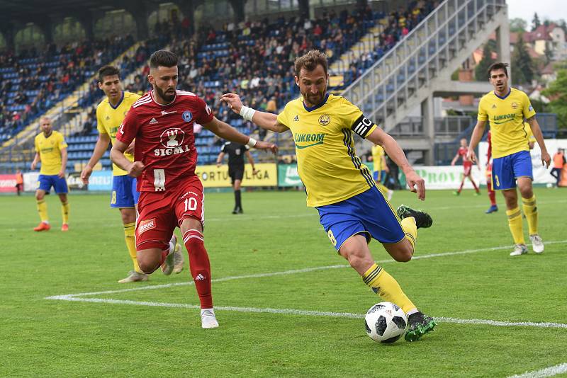 1. semifinálový zápas o Evropu - Fotbalisté Olomouce (v červeném) padli na hřišti Zlína 0:1.