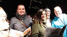 Pavel Novák ve sboru Přerovského deníku na akci Česko zpívá koledy na náměstí TGM v Přerově v prosinci 2019