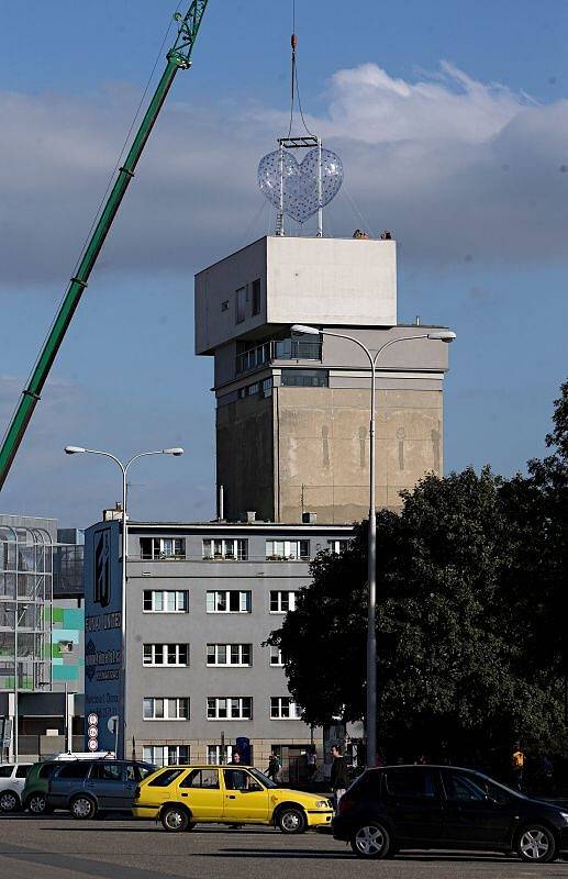 Instalace obřího srdce na sile v centru Olomouce