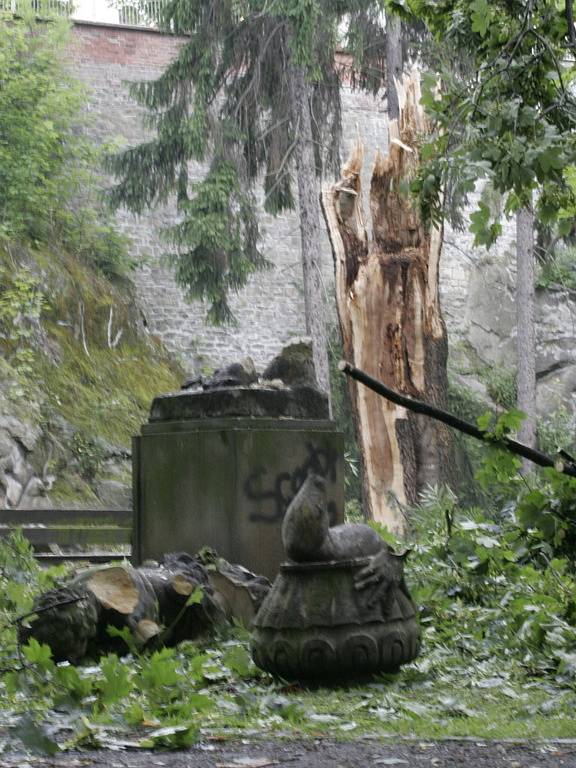 V Bezručových sadech v Olomouci zničil padající strom pozdně barokní pískovcovou sochu.