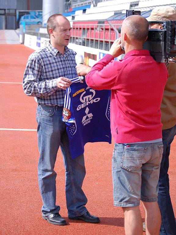 Manažer SK Sigma Olomouc Martin Rak pózuje s dresem.