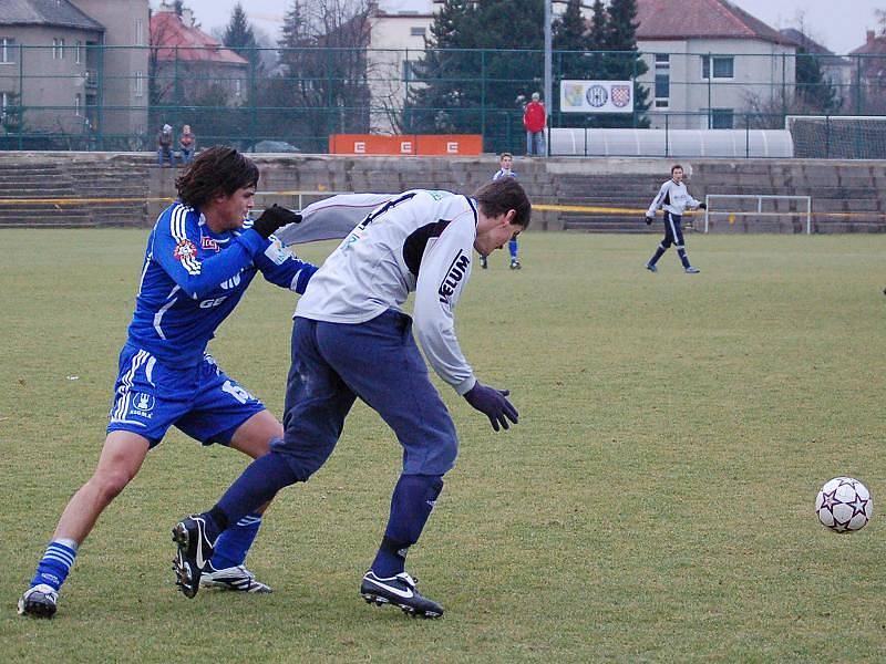 Sigma v přípravě se Zábřehem:  Radek Řehák (vpravo) v souboji s Buenem.