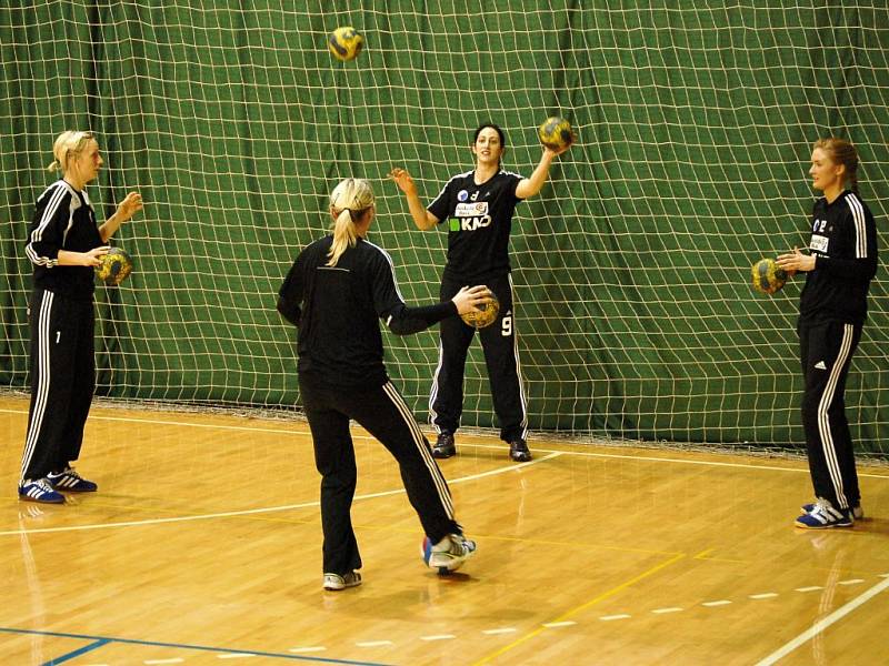 Trénink brankařek, čtyři hráčky - šest balonů, žádný problém