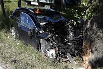 Vážná nehoda v Olomouci-Černovíře, kde vůz narazil do stromu. Řidič utrpěl zranění. 30. 5. 2022