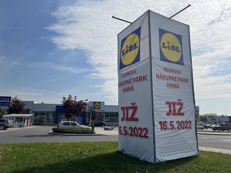 Nová prodejna řetězce Lidl v nákupním parku Haná v Olomouci chystá otevření, 10. května 2022