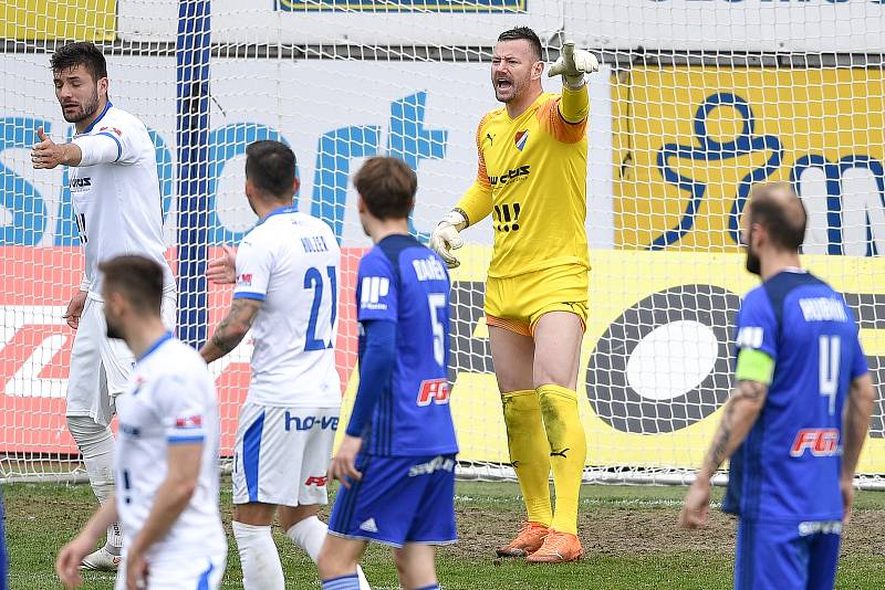 Utkání 29. kola první fotbalové ligy: Sigma Olomouc - Baník Ostrava, 24. dubna 2021 v Olomouci. (střed) brankář Ostravy Jan Laštůvka.