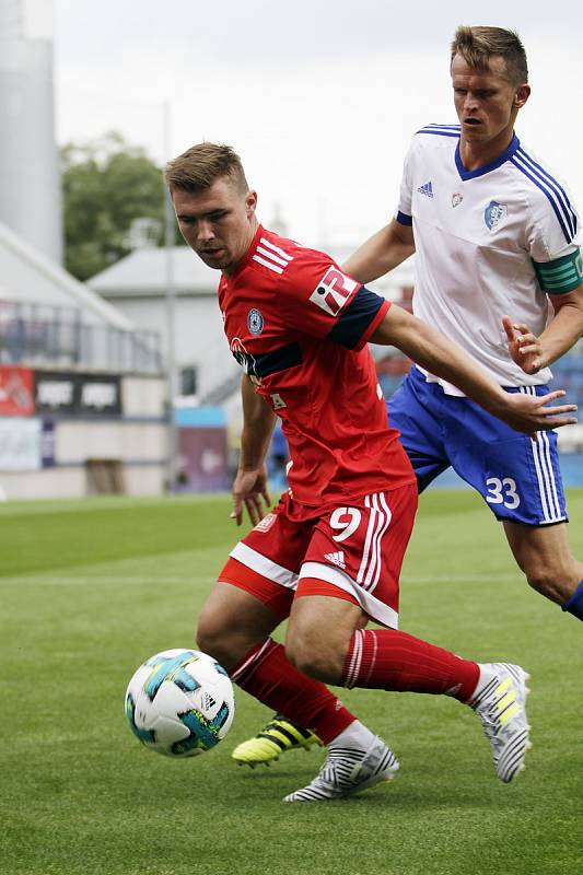 Olomoučtí fotbalisté (v červeném) porazili v přípravě druholigový Šamorín 3:0Zdeněk Linhart (vlevo)