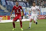 Olomoučtí fotbalisté (v červeném) remizovali se Slováckem 0:0Tomáš Zahradníček (vlevo) a Veliče Šumulikoski