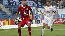 Olomoučtí fotbalisté (v červeném) remizovali se Slováckem 0:0Tomáš Zahradníček (vlevo) a Veliče Šumulikoski