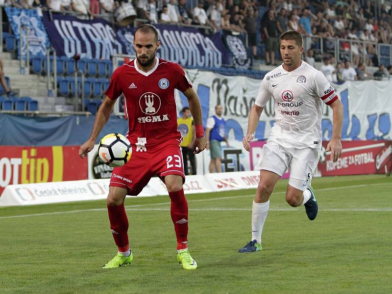 Olomoučtí fotbalisté (v červeném) remizovali se Slováckem 0:0Tomáš Zahradníček (vlevo) a Veliče Šumulikoski