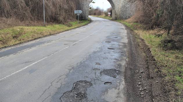 Rozbitá silnice silnice mezi Blatcem a Kocandou projde opravou.