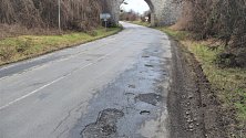 Rozbitá silnice silnice mezi Blatcem a Kocandou projde opravou