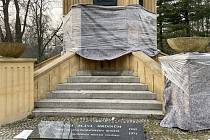 Památník osvobození Rudou armádou v Olomouci posprejoval vandal hákovými kříži. První pokusy o odstranění černé barvy z pískovce nebyly úspěšné, poškozené části jsou tak provizorně zakryté. 18. března 2022