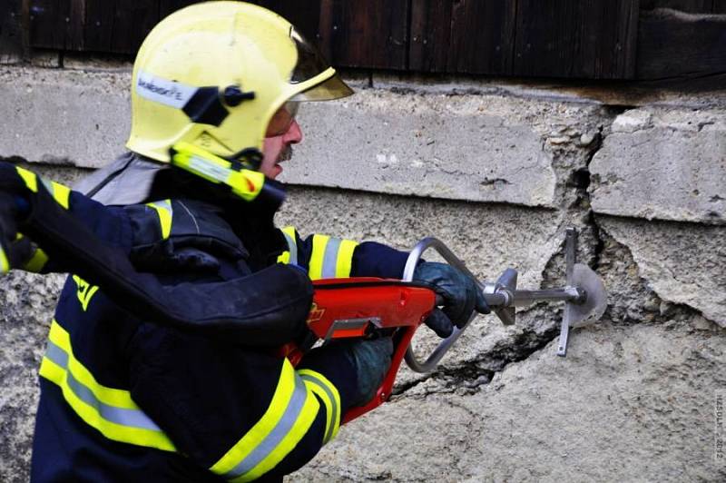 Hasiči zasahují u požáru drážního stavení na nádraží Olomouc-město