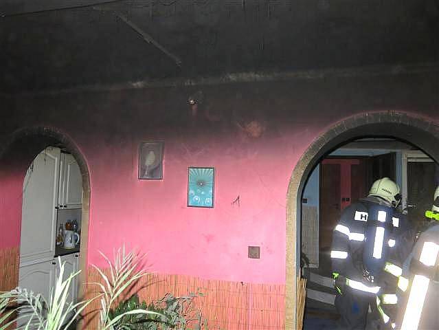 Hasiči zasahují u požáru v rodinném domě v Olšanech u Prostějova