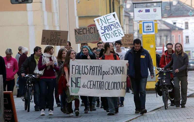 Veřejný protest proti stavbě Šantovka Tower v Olomouci v říjnu 2013