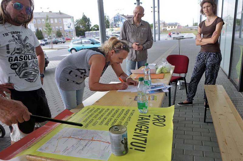 Petice za urychlení výstavby východní tangenty v Olomouci sbírá podpisy