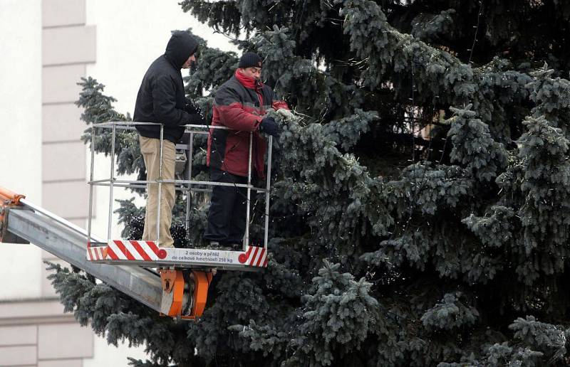 Odstrojování vánočního stromu v Olomouci