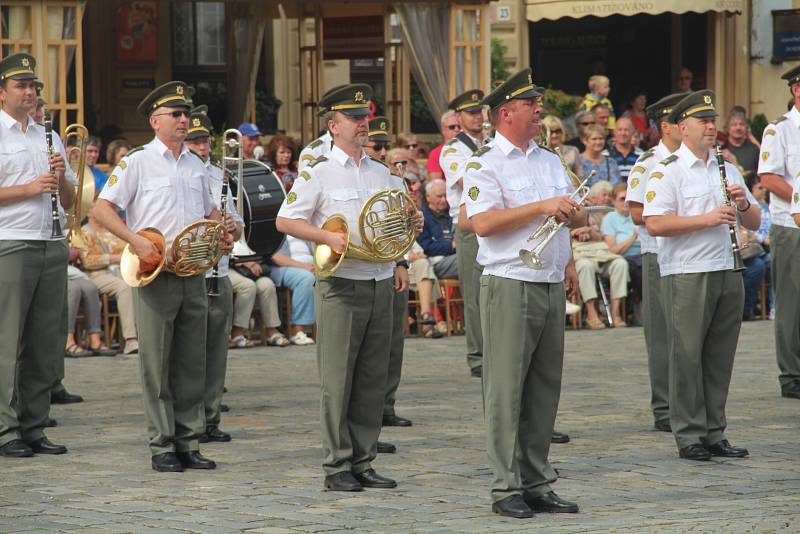 Vojenská hudba zněla v sobotu 1. září centrem Olomouce. Na Horním náměstí, před tamní radnicí, pokračoval XXIV. Mezinárodní festival vojenských hudeb.