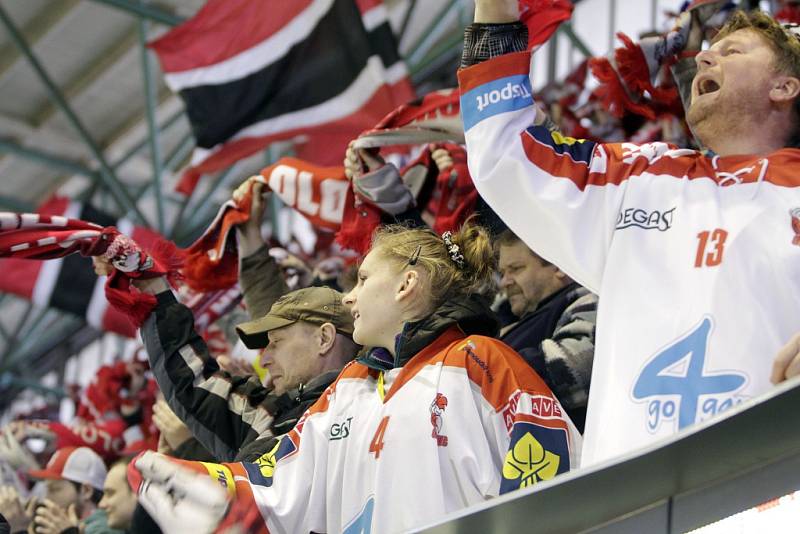 Olomoučtí hokejisté (v bílém) porazili ve čtvrtém utkání čtvrtfinále Plzeň 2:1. Stav série je 3:1 pro Plzeň.