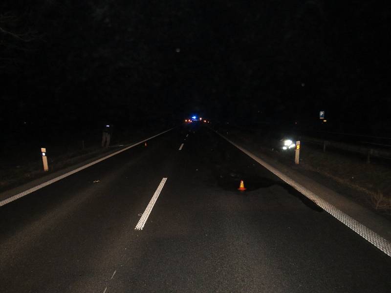 V noci ze soboty na neděli srazil na staré silnici mezi Příkazy a Křelovem na Olomoucku dvacetiletý řidič jednačtyřiceti­letého cyklistu, starší muž na místě zemřel. 