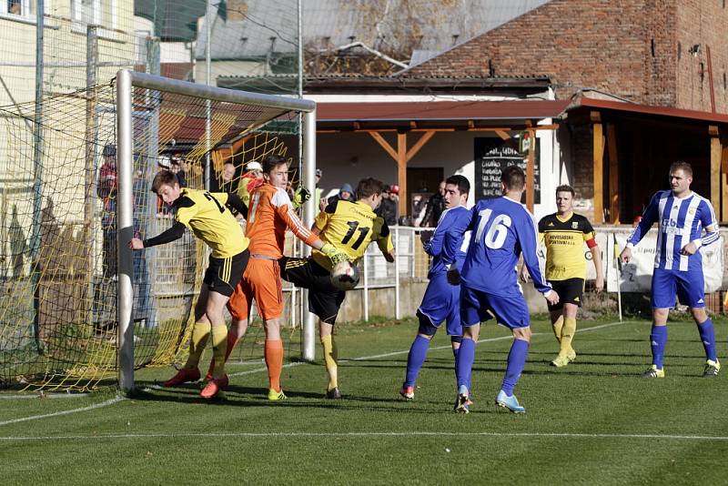 FK Nové Sady (ve žlutém) remizoval s Hranicemi 1:1.