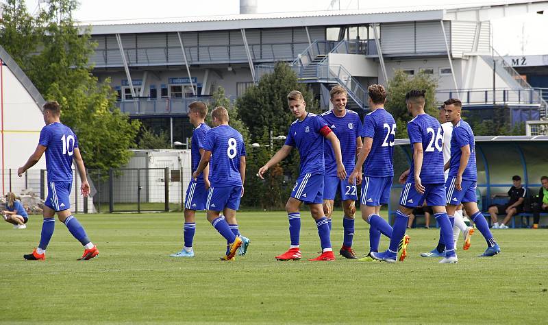 Fotbalisté Sigmy Olomouc B (v modrém) porazili Slovácko B 8:0.