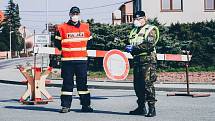 Uzavřenou zónu na Litovelsku a Uničovsku střeží kromě policistů a armády i hasiči