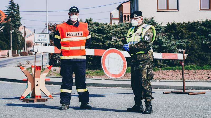 Uzavřenou zónu na Litovelsku a Uničovsku střeží kromě policistů a armády i hasiči