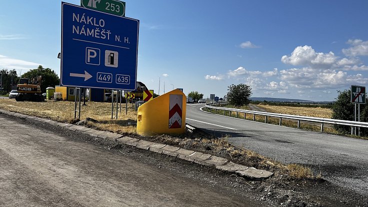 Opravy povrchu dálnice D35 ve směru z Litovle na Olomouc uzavřely sjezd z v Unčovicích.