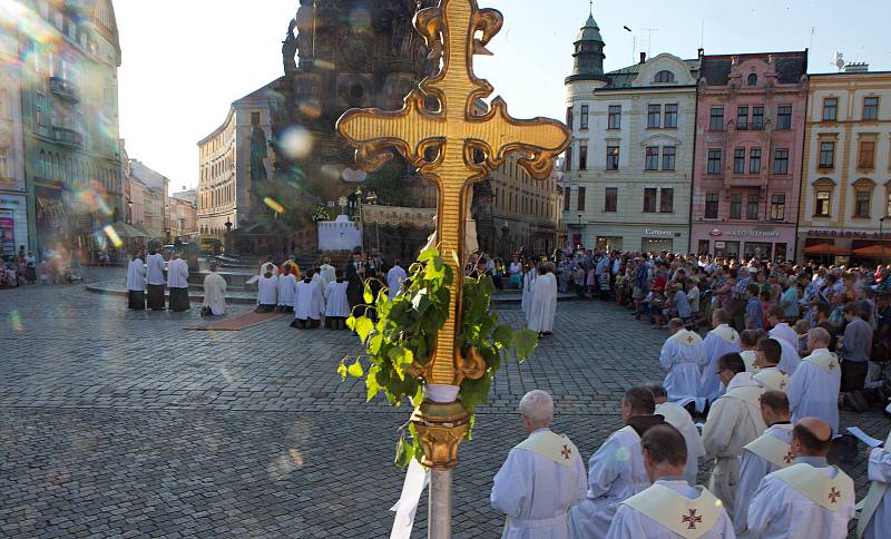 Procesí ke Svátku Božího těla v Olomouci s arcibiskupem Janem Graubnerem