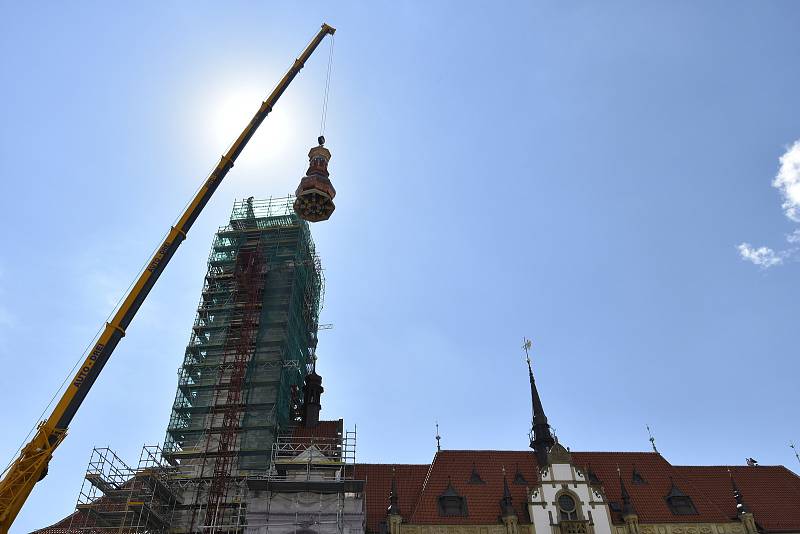 Instalace střední části špice radniční věže v Olomouci, 30. 6. 2020