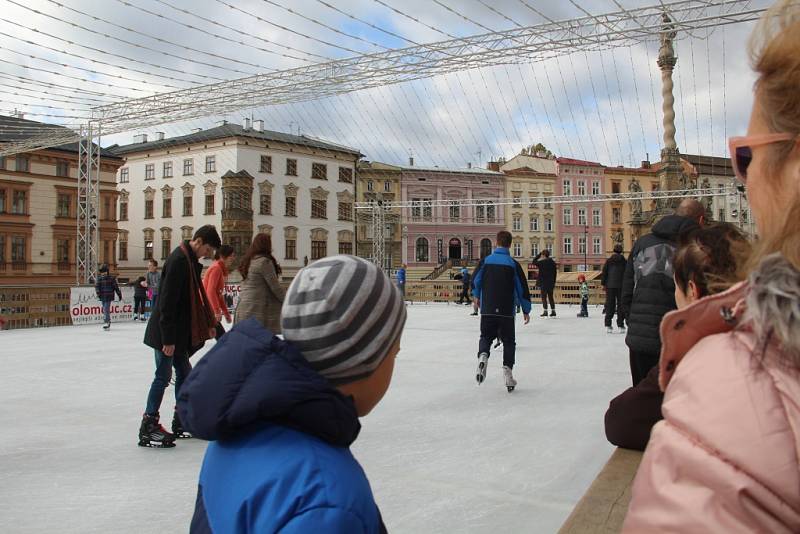 V sobotu 11. listopadu se na Dolním náměstí v Olomouci poprvé otevřelo mobilní kluziště.