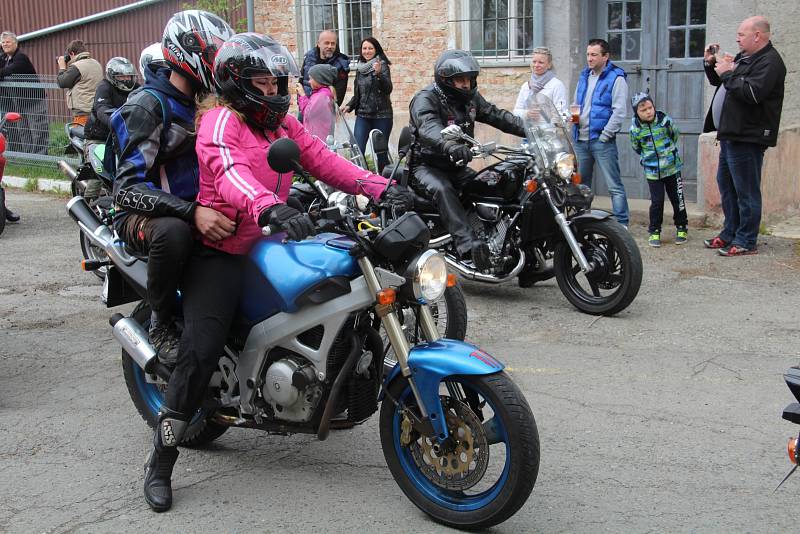 Na olomouckém letišti si v sobotu před polednem dali sraz motorkáři, aby zahájili sezonu společnou vyjížďkou po okolí.