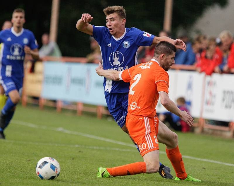 Utkání MOL cupu mezi TJ Sokol Živanice (v oranžovém) a SK Sigma Olomouc (v modrém) na hřišti v Živanicích.