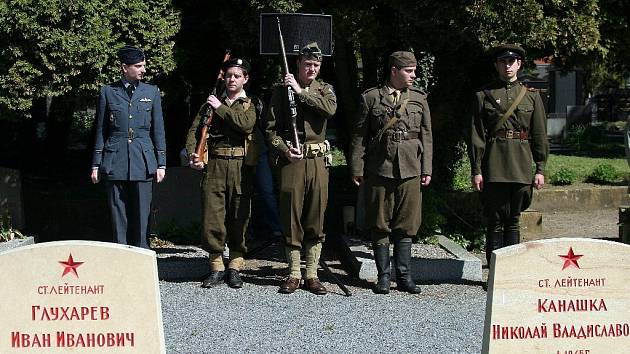 Uctěni památky obětí druhé světové války na olomouckém hřbitově.