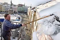 Sundávání sněhu ze střech na Horním náměstí v Olomouci