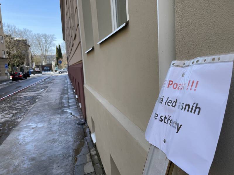 Pozor, v Olomouci padá led ze střech