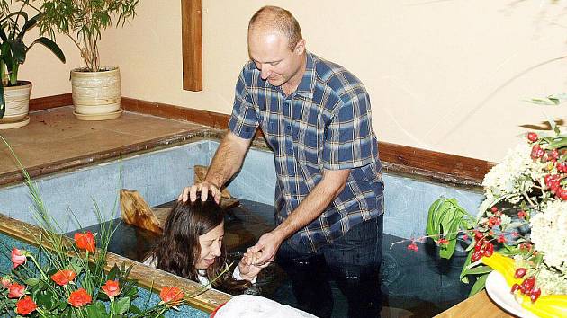 Baptistická modlitebna ve Vysokém Mýtě praskala v neděli ve švech, konaly se tam křty.