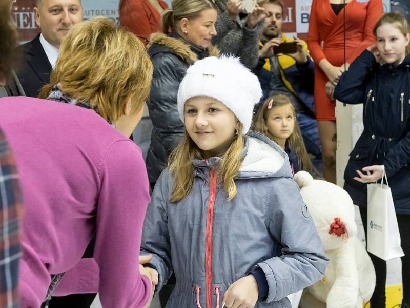 Dívka v čepici je Magdalena Wagenknechtová z Ústí nad Orlicí, vítězka.