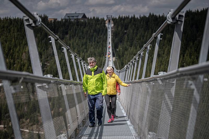 Nejdelší visutý most pro pěší na světě Sky Bridge 721, 9. května 2022, Dolní Morava, Orlickoústecko. Ve výšce 95 metrů překonává údolí Mlýnského potoka z horského hřebene Slamník na hřeben Chlum.