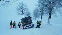 Autobus uvíznutý ve sněhové závěji v Klášterci nad Orlicí